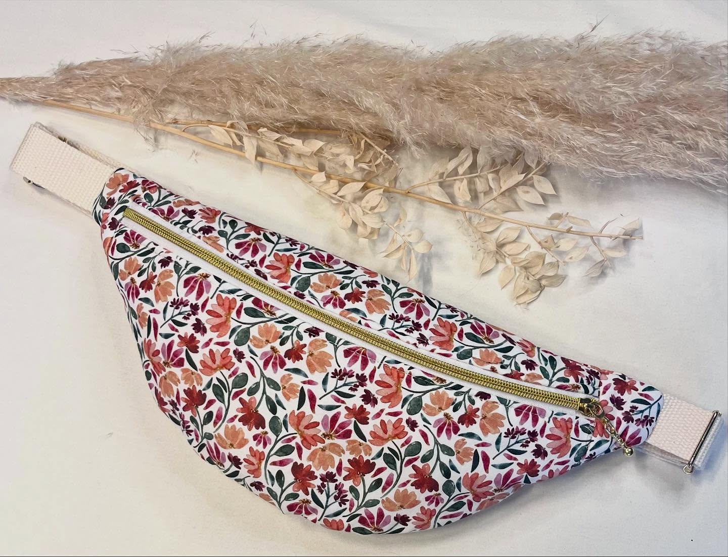 Sac So Banana à motifs fleuris bordeaux, confectionné par Sophie